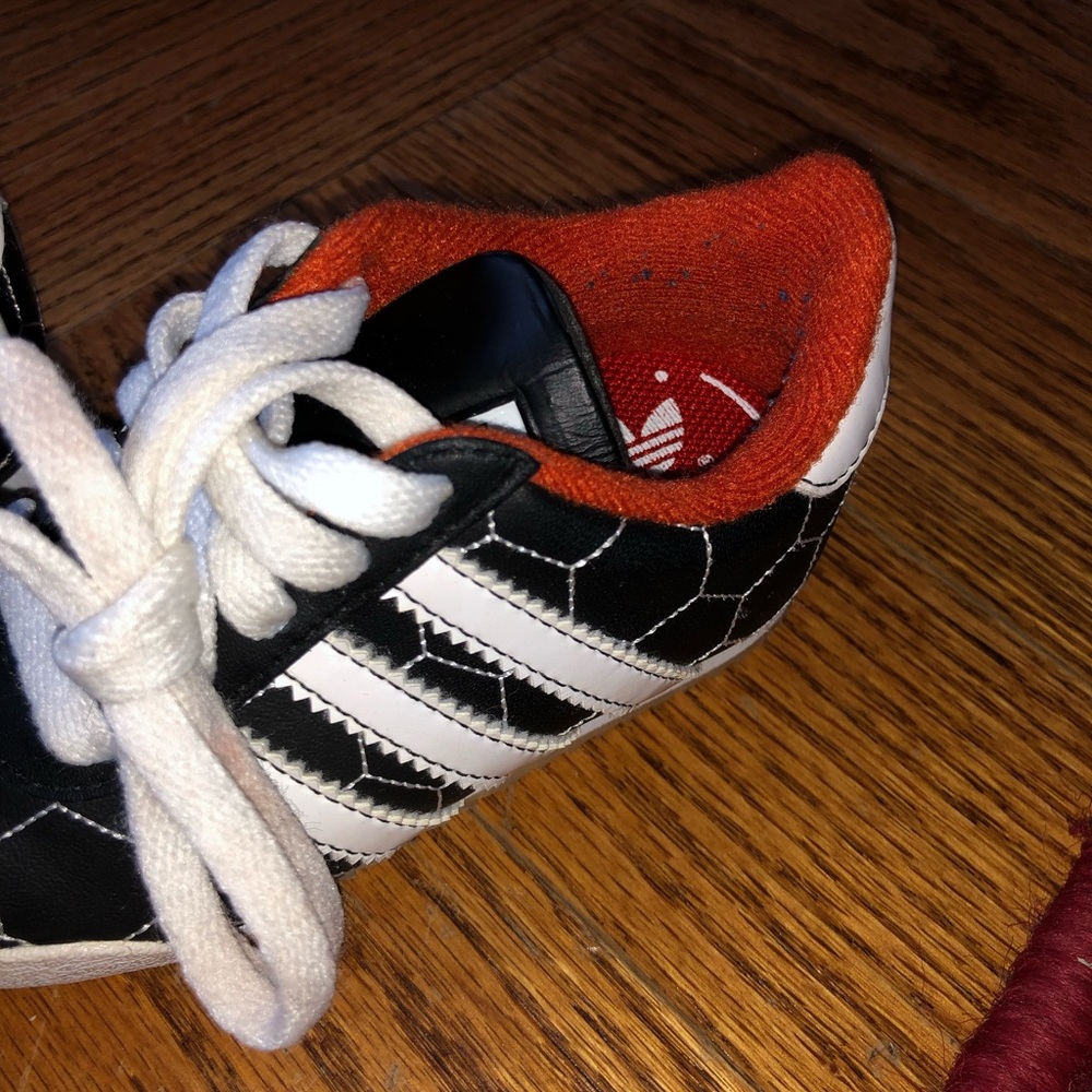 Size 6 little kids adidas sneakers - Picture 3 of 3